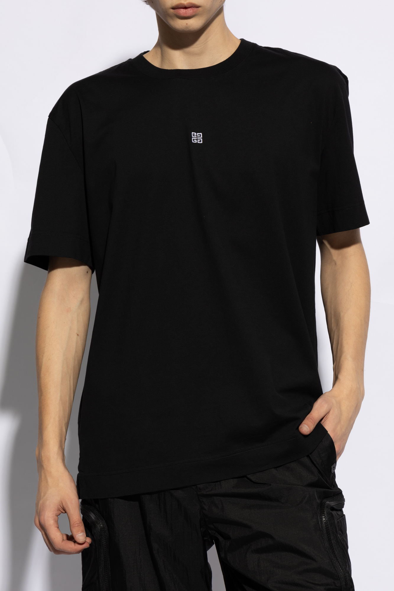 GIVENCHY｜SHORT-SLEEVED ROUND NECK T-SHIRTS (BM716G3YCC Slim fit t-shirt in cotton with 4G embroidery | Givenchy CA